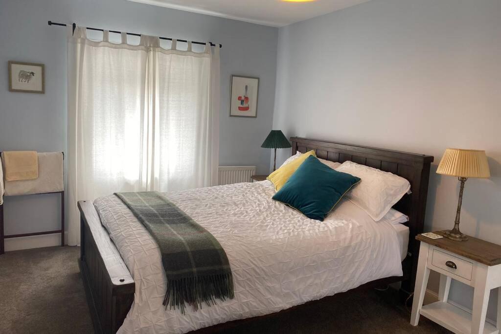 2X King Bedrooms, Private Living Room & Bathroom Thornhill  Exterior foto