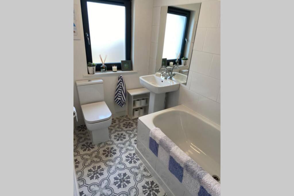 2X King Bedrooms, Private Living Room & Bathroom Thornhill  Exterior foto